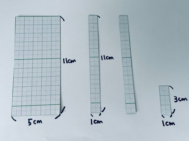 コップの部品用に切った工作用紙