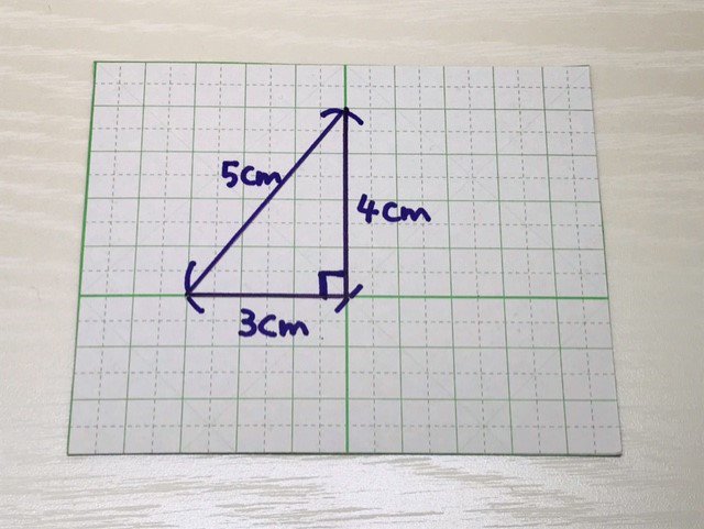 工作用紙に書いた3センチメートル、4センチメートルの直角三角形
